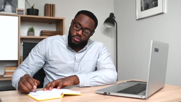 En afrikansk kille använder laptop för arbete — Stockvideo