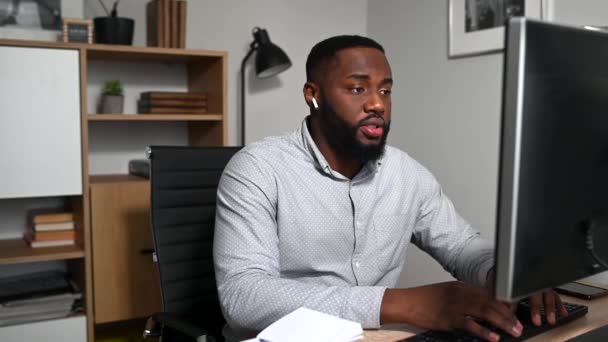 Um afro-americano tem videochamada — Vídeo de Stock