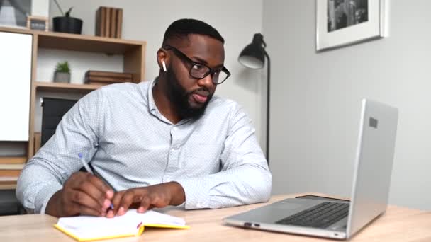 Un africano está usando PC para trabajar — Vídeo de stock