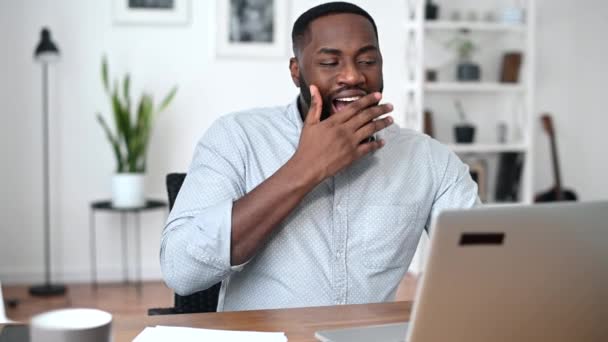 Cansado de trabajar con portátil chico afroamericano — Vídeos de Stock