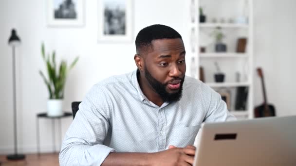 Um cara africano está usando laptop para chamada de vídeo — Vídeo de Stock