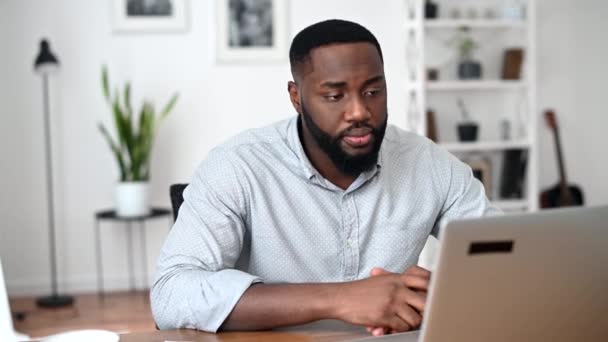 Un ragazzo africano sta usando il computer portatile per una videochiamata — Video Stock