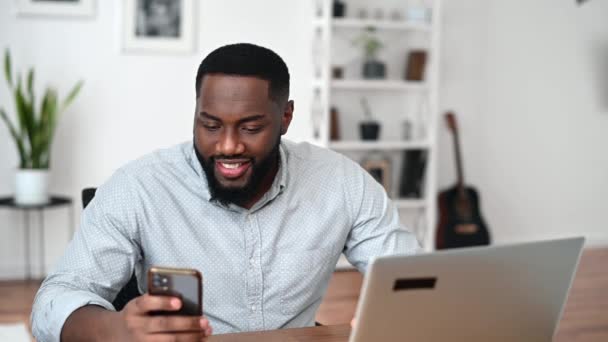 Αφρο-Αμερικανός τύπος πληκτρολογεί στο smartphone — Αρχείο Βίντεο