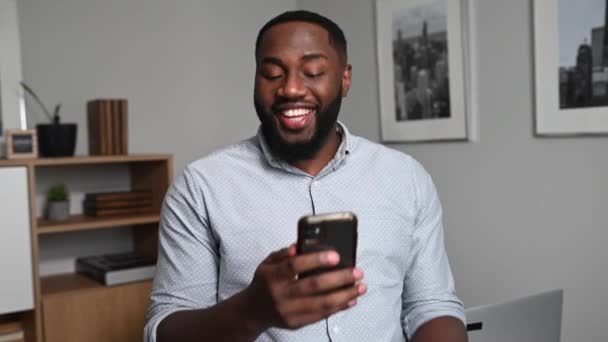 Munter afrikansk-amerikansk fyr ved hjælp af smartphone – Stock-video