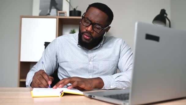 Ένας Αφρικανός χρησιμοποιεί λάπτοπ για δουλειά. — Αρχείο Βίντεο