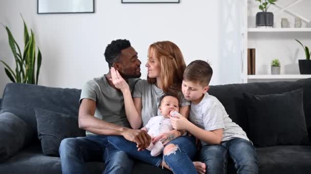 Een multiraciale familie op de bank thuis — Stockvideo