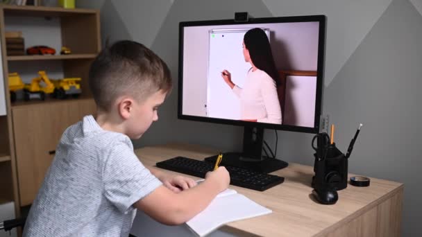 Школьник смотрит онлайн видео уроки — стоковое видео