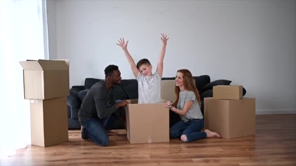 Uma família multirracial se divertir em uma nova casa — Vídeo de Stock