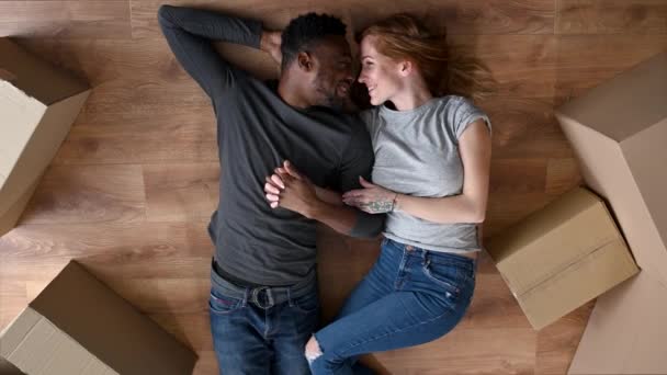 Ett rasblandat par ligger på golvet. — Stockvideo