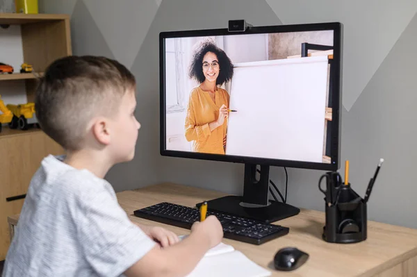 Schoolkid regarder des cours vidéo en ligne sur le PC — Photo