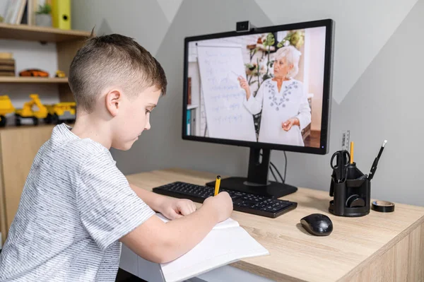 Colegial viendo videoclases en línea en el PC — Foto de Stock