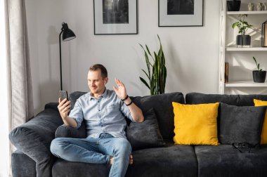 İnternette konuşan akıllı telefonlu bir adam.