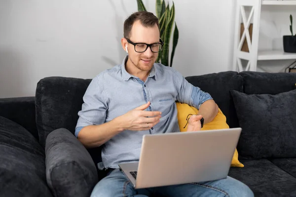 A businessman is using laptop for video call — Stock Photo, Image