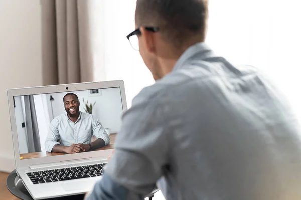 Online-Videokonferenz auf dem Bildschirm — Stockfoto