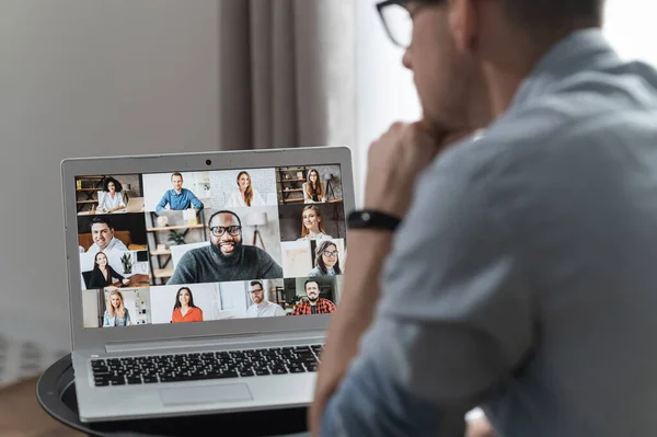 Онлайн видеоконференция на экране — стоковое фото