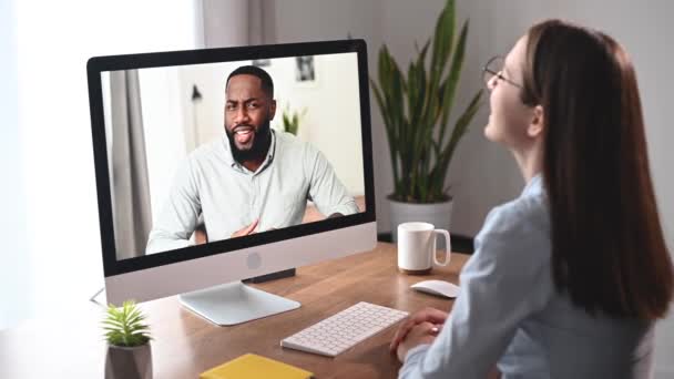 Çeşitli iş arkadaşları çevrimiçi video çağrısı üzerinden konuşuyor — Stok video