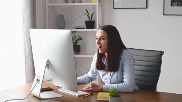 若い女性がオフィスでパソコンを使ってる — ストック動画