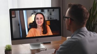 İş arkadaşları ve çalışanların bir video toplantısı.