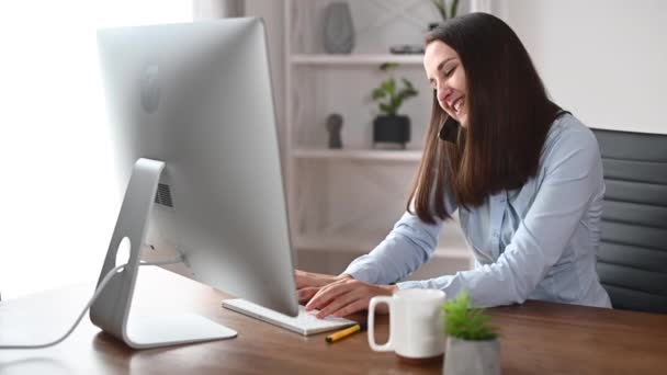 Una joven está usando PC en la oficina — Vídeos de Stock