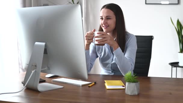 Молодая женщина пользуется компьютером в офисе — стоковое видео