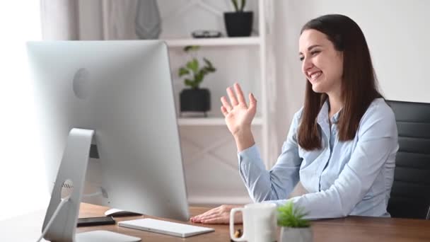 Una joven está usando PC en la oficina — Vídeos de Stock