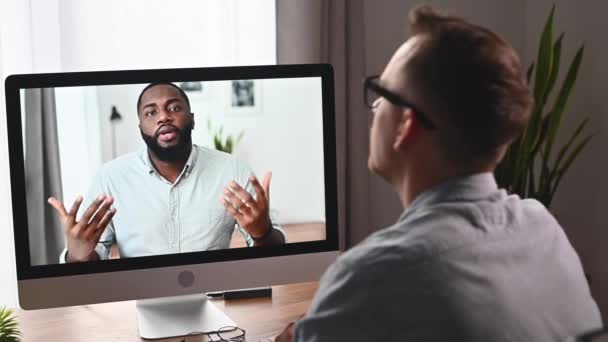Diversos compañeros de trabajo está hablando en línea a través de videollamada — Vídeos de Stock
