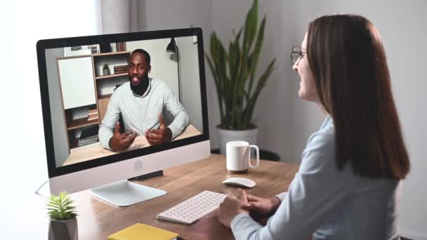 Diversos colegas de trabalho está falando on-line via chamada de vídeo — Vídeo de Stock