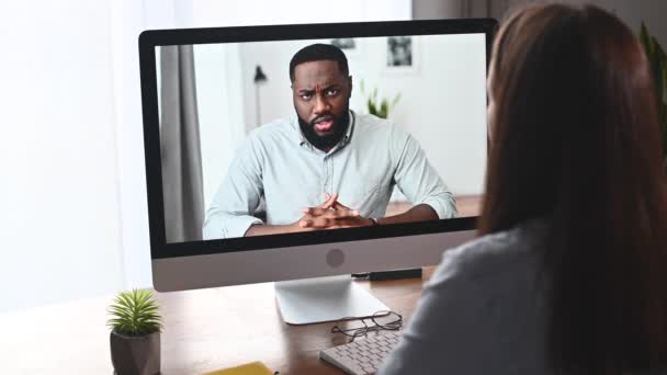 Diversos colegas de trabalho está falando on-line via chamada de vídeo — Vídeo de Stock