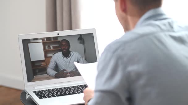 Diversos colegas de trabalho está falando on-line via chamada de vídeo — Vídeo de Stock