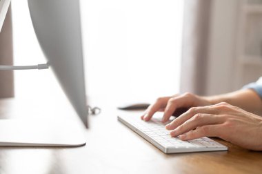 PC kettahtasında erkek parmakları