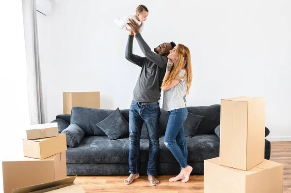 Family, relocation, mixed race — Stock Photo, Image