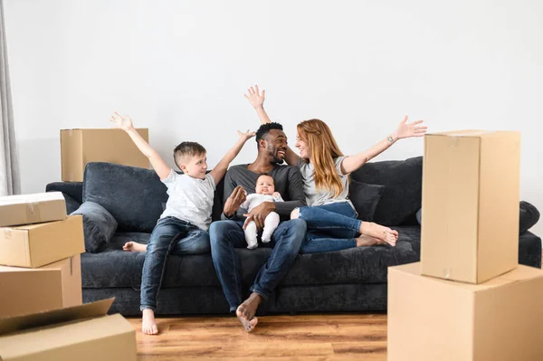 Family, relocation, mixed race — Stock Photo, Image