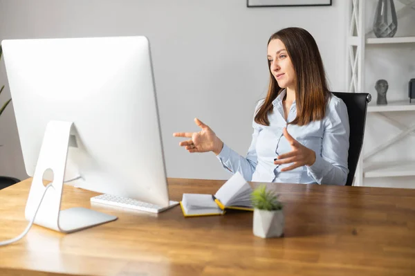 ビデオ通話にPCを使う若い女性 — ストック写真