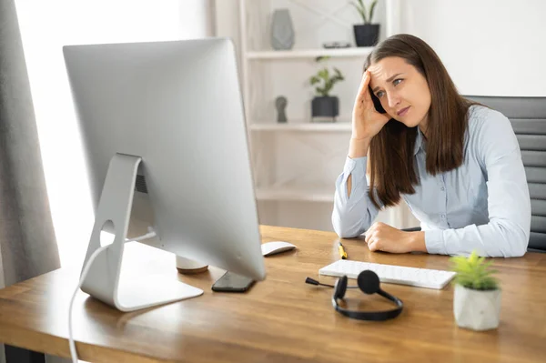 Una joven está usando PC en la oficina —  Fotos de Stock