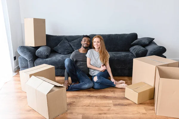 Family, couple, relocation, mixed race, estate — Stock Photo, Image