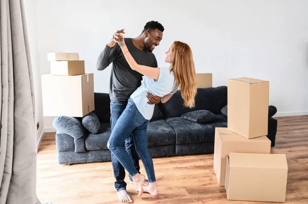 Familie, koppel, verhuizing, gemengd ras, landgoed — Stockfoto