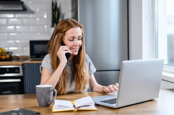 Frau, Geschäft, Freiberufler, Arbeit, Studium — Stockfoto