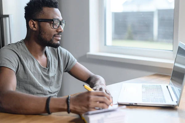 Hombre, negocios, estudiantes, educación, trabajo a distancia — Foto de Stock