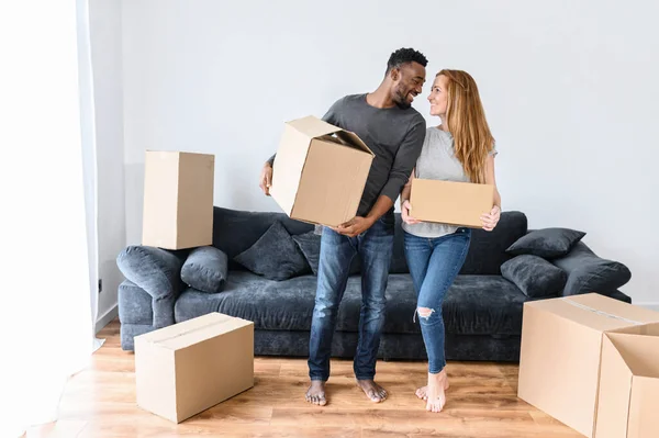 Family, couple, relocation, mixed race, estate — Stock Photo, Image
