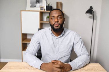 Merkez büroda Afro-Amerikalı bir adam var.