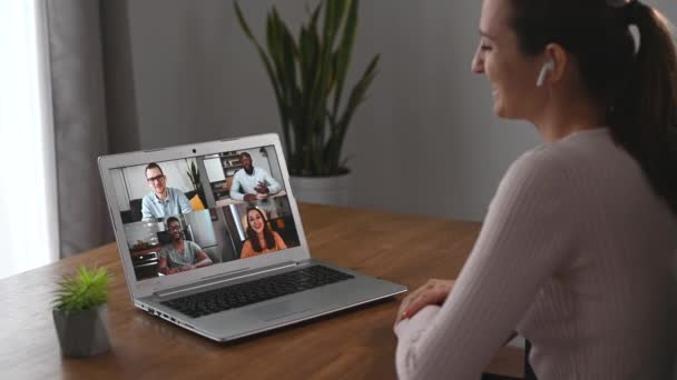 Виртуальная видеоконференция на ноутбуке — стоковое видео