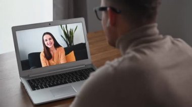 Dizüstü bilgisayardaki sanal video konferansı