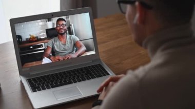 Dizüstü bilgisayardaki sanal video konferansı