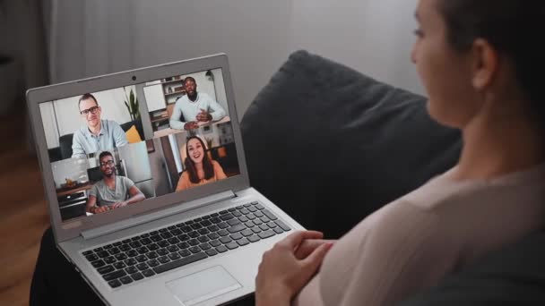 Виртуальная видеоконференция на ноутбуке — стоковое видео