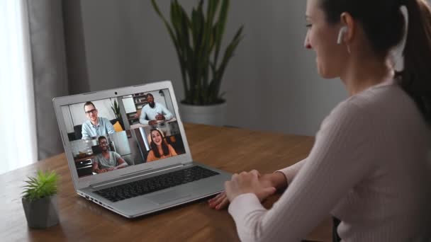 Віртуальна відеоконференція на ноутбуці — стокове відео
