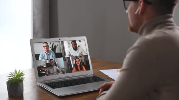 Videoconferência virtual no laptop — Vídeo de Stock