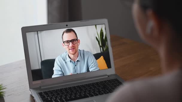 Videoconferência virtual no laptop — Vídeo de Stock