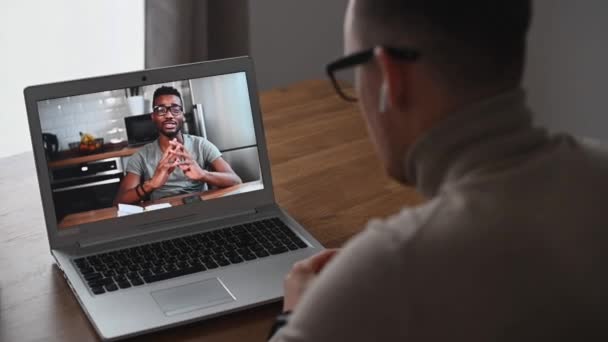 Virtuell videokonferens på laptopen — Stockvideo