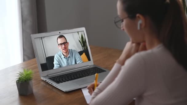 Videoconferência virtual no laptop — Vídeo de Stock