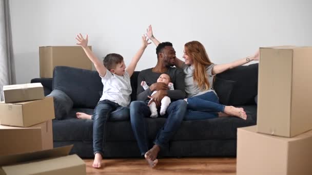 Feliz familia multirracial se mudó a una nueva casa — Vídeo de stock